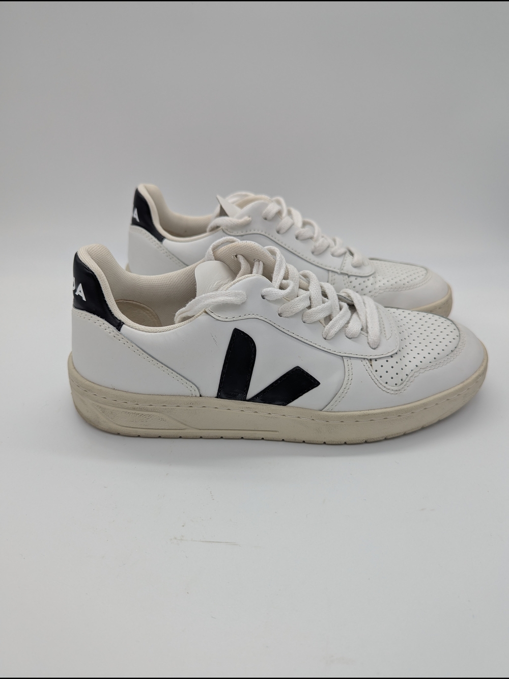 Veja Women's V-10 Leather Sneaker White Black Women's US 8 EU 39 Athleisure - Picture 8 of 13